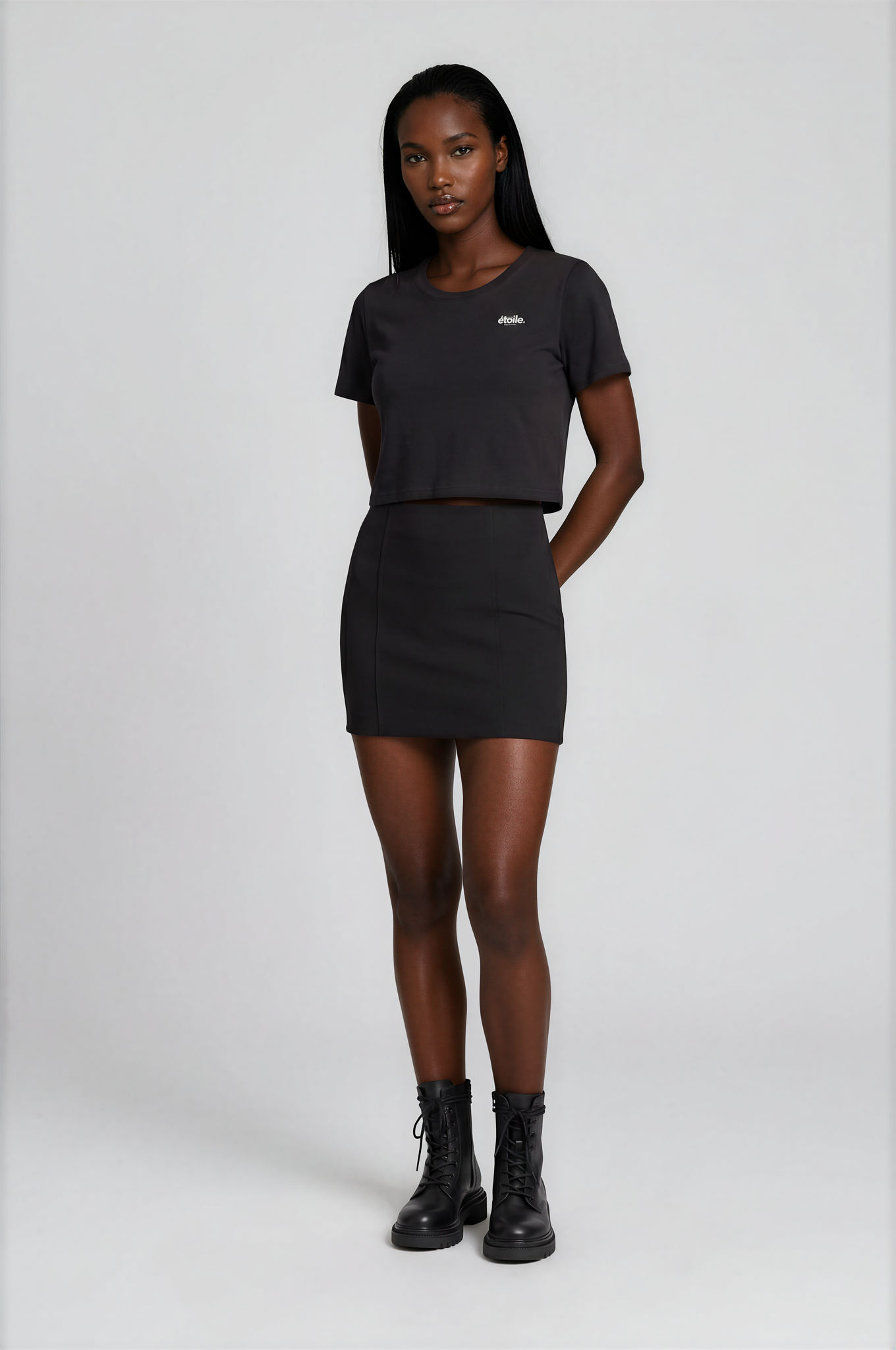 BASIC BLACK CROPPED TEE